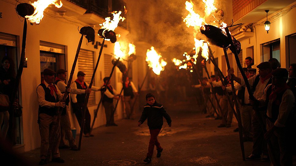 Шествие накануне дня Святой Люсии в деревне на юге Испании