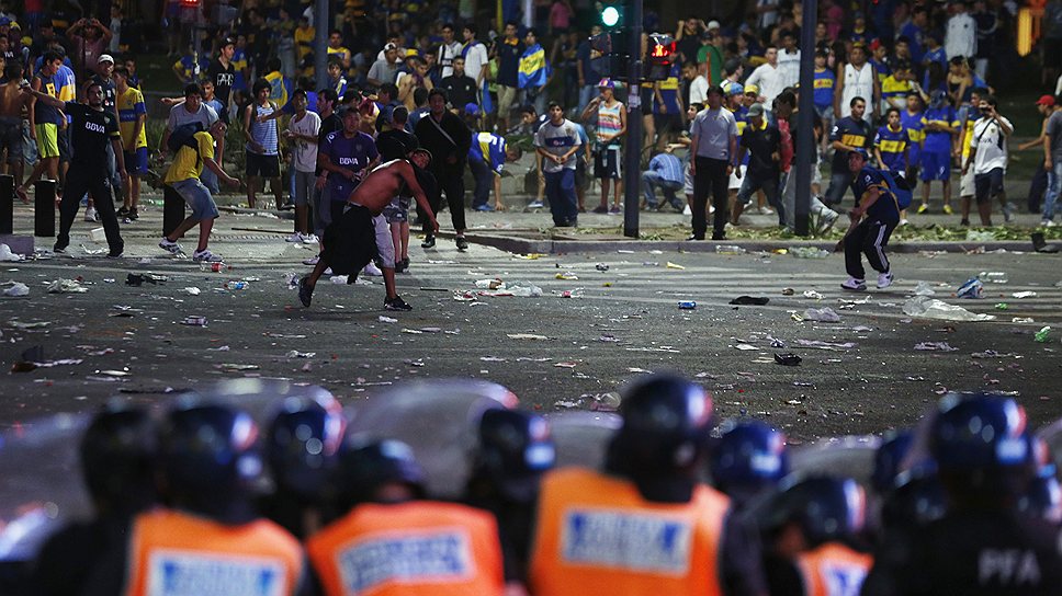 Фанаты аргентинской футбольной команды «Бока Хуниорс» забрасывают полицию в центре Буэнос-Айреса