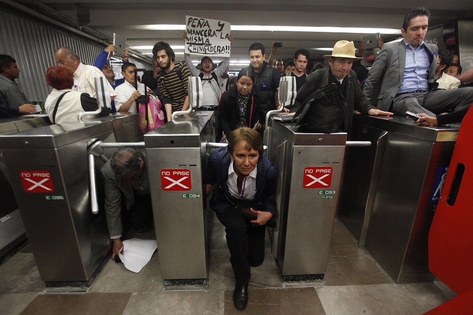 Пассажиры протестуют против повышения стоимости проезда на одной из станций метрополитена в Мехико