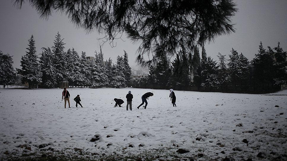 В Иордании из-за метелей и снегопада отменены занятия в школах, закрыты банки. Власти настоятельно советуют местным жителям оставаться дома. В безветренную погоду люди играют в снежки на улице