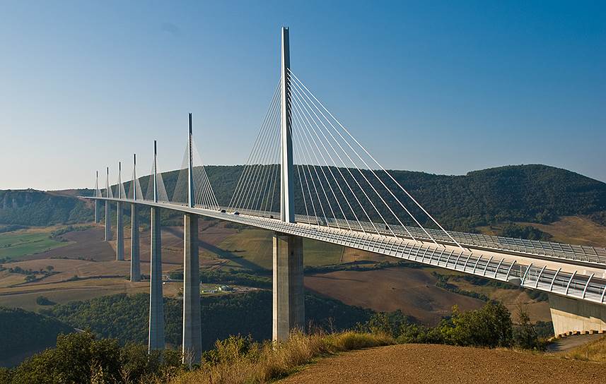 2004 год. Открыт Виадук Мийо — самый высокий в мире транспортный мост (270 м)