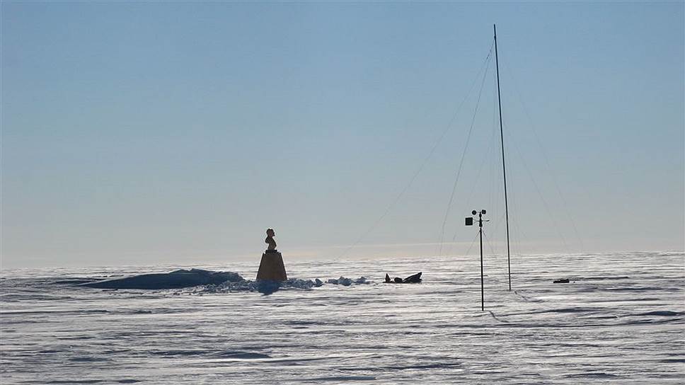 1958 год. Третья советская антарктическая экспедиция впервые достигла полюса недоступности Антарктиды (463 км от Южного полюса) и основала там временную станцию «Полюс недоступности»