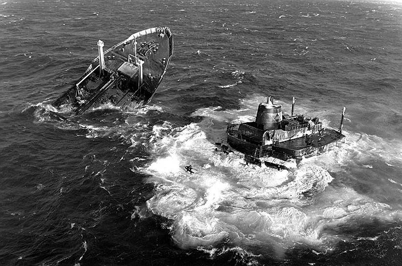 1976 год. Нефтяной танкер Argo Merchant сел на мель недалеко от острова Нантакет (Массачусетс, США). Через шесть дней он развалился, что привело к одному из крупнейших разливов нефти в истории