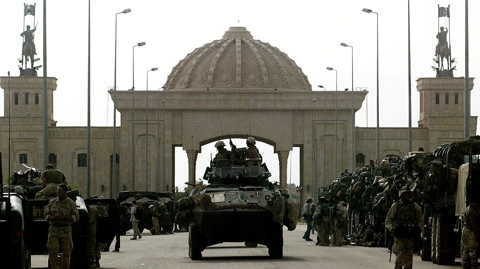 14 апреля 2003 года объединенными войсками США и Великобритании был захвачен Тикрит. Спустя три дня остатки иракской дивизии «Медина» под Багдадом сдались. Контроль над всей страной американцам и их союзникам по коалиции удалось установить к 1 мая 2003 года
&lt;br>На фото солдаты коалиционных войск подходят к президентскому дворцу в Тикрите