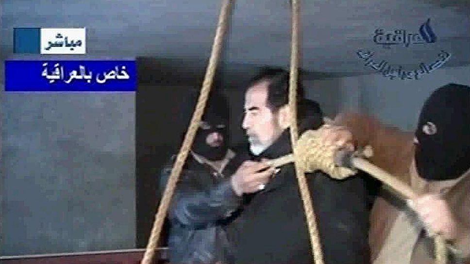 Лидера Ирака казнили 30 декабря на несколько минут раньше начала праздника Курбан-байрам. Время между двумя и тремя часами утра было выбрано так, чтобы момент казни не совпал с Днем жертвоприношения по шиитскому календарю, хотя по суннитскому он уже начался. Также были повешены сводный брат Саддама Барзан Ибрагим ат-Тикрити, бывший верховный судья Ирака Аввад Хамид аль-Бандар и бывший вице-президент Таха Ясин Рамадан. Казнь состоялась в штаб-квартире военной разведки Ирака, расположенной в шиитском квартале Багдада Аль-Хадернийя
