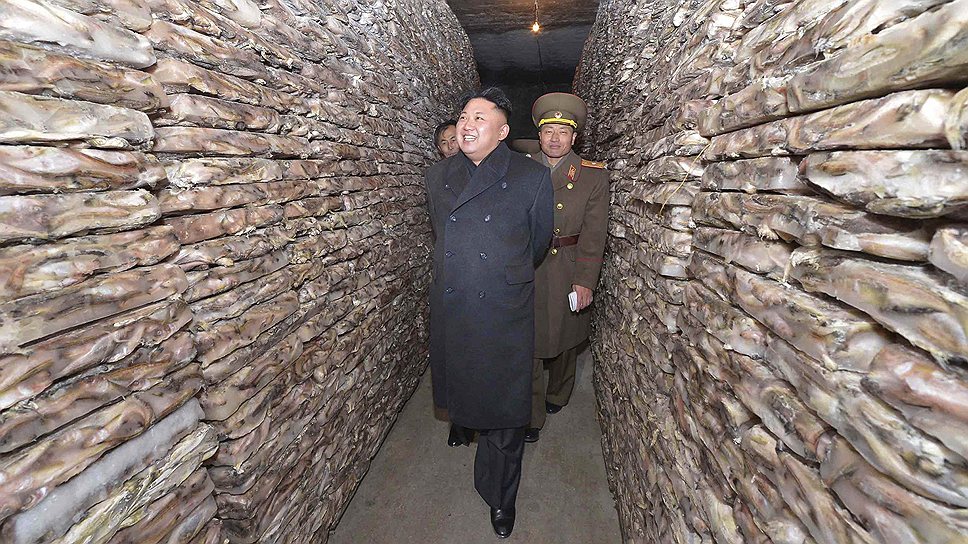 Северокорейский лидер Ким Чон Ын во время посещения рыболовецкой станции в Пхеньяне