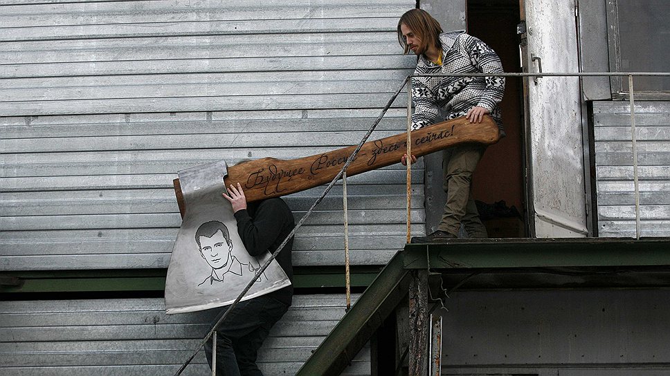 Красноярский художник Василий Слонов изготовил серию топоров с выгравированными портретами политиков