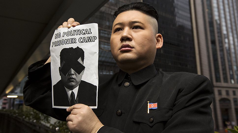Двойник Ким Чен Ына принимает участие в акции протеста против Северной Кореи в Гонконге
