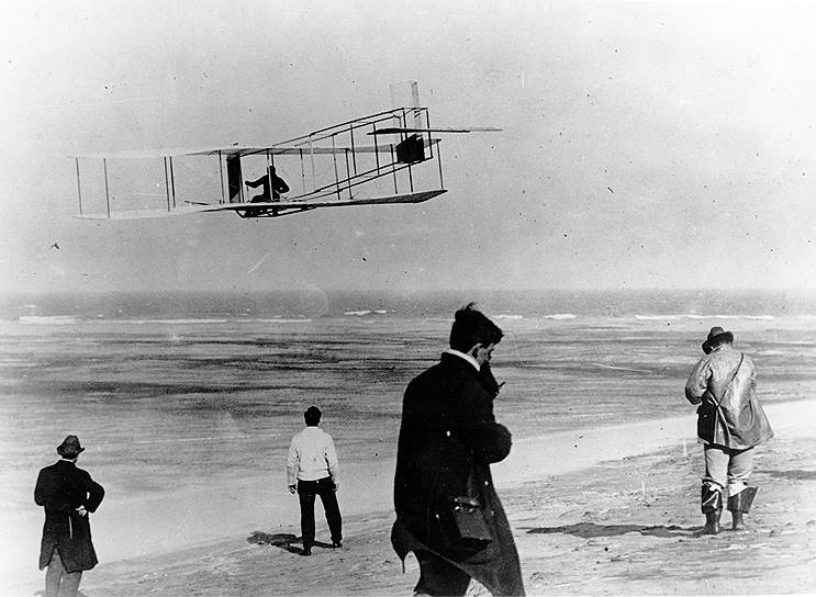 1903 год. Полет братьев Райт — двух американцев, за которыми в большинстве стран мира признается приоритет изобретения и постройки первого в мире самолета