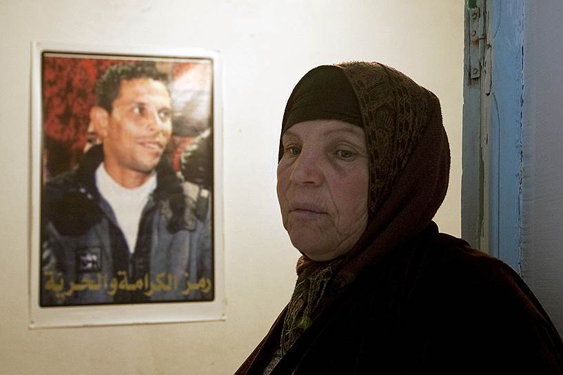 2010 год. Гражданин Туниса Мохаммед Буазизи совершил самосожжение в знак протеста против коррупции в правительстве. Это послужило катализатором для начавшихся в стране беспорядков и в конечном счете привело к революции