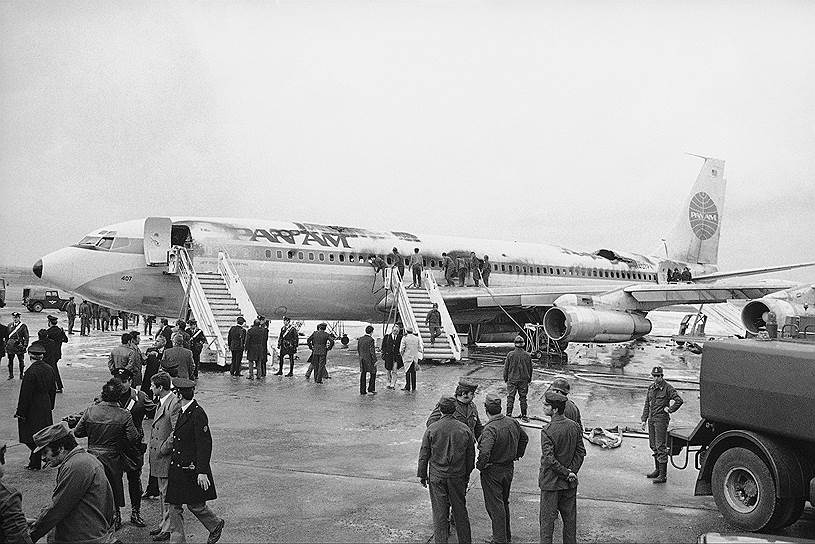 1973 год. В результате серии терактов в аэропорту Рима (Италия) погибли 34 человека. Палестинские боевики устроили стрельбу, подожгли Boeing 707, захватили Boeing 737, на котором направились сперва в Афины, затем в Дамаск, а потом в Кувейт, где отпустили заложников