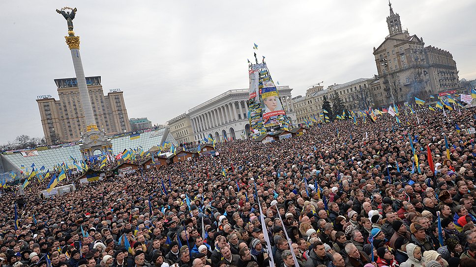 Оппозиция Майдана выдвинула президенту Украины ультиматум: «Мы решительно предостерегаем Януковича от попытки вернуть нас в прошлое и категорически запрещаем ему подписывать соглашение о вступлении в Таможенный союз»
