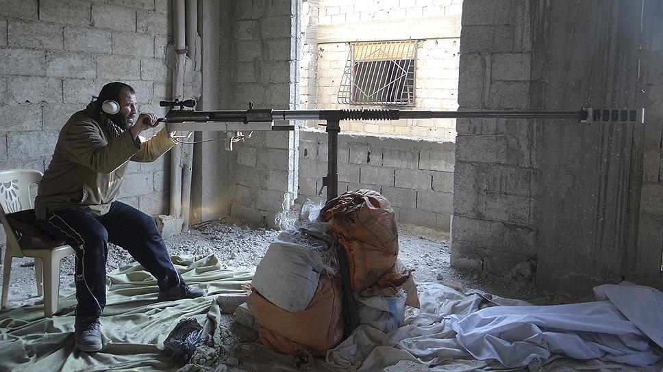 Сирийский повстанец с самодельным оружием
