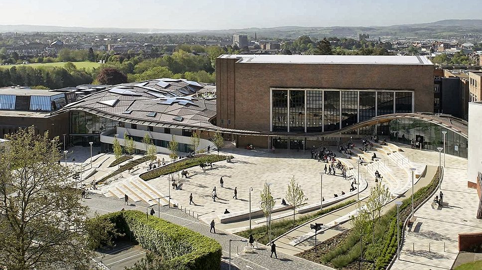 Победитель в номинации «Высшее образование» — новые корпуса Эксетерского университета (University of Exeter) в Англии. Автор — английское архитектурное бюро Wilkinson Eyre Architects