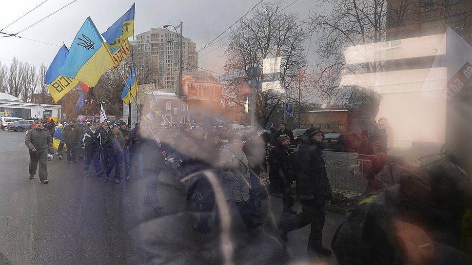 Колонна протестующих с требованием уголовной ответственности для секретаря СНБО Андрея Клюева и всех причастных к разгону Майдана