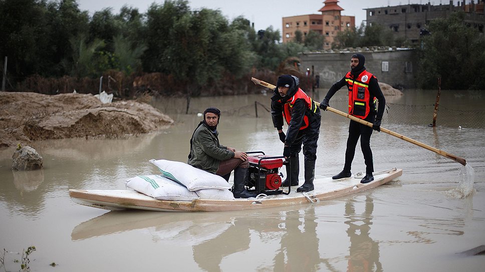 До жителей затопленных населенных пунктов спасатели добираются на лодках