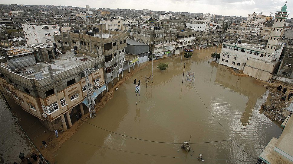 Проливные дожди на побережье Средиземного моря, не прекращающиеся с минувшей недели, привели к сильнейшему наводнению в секторе Газа