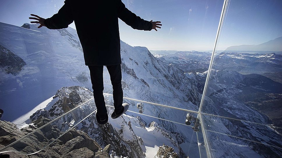 Инсталляция «Шаг в пустоту» на вершине горы Эгюий-дю-Миди во французских Альпах — стеклянная кабина на высоте 1000 метров — скоро откроется для посетителей горнолыжного курорта Шамони