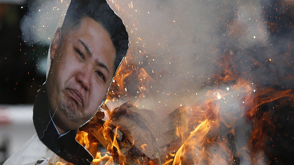 Горящее чучело Кич Чон Ына во время акции протеста против КНДР в Сеуле