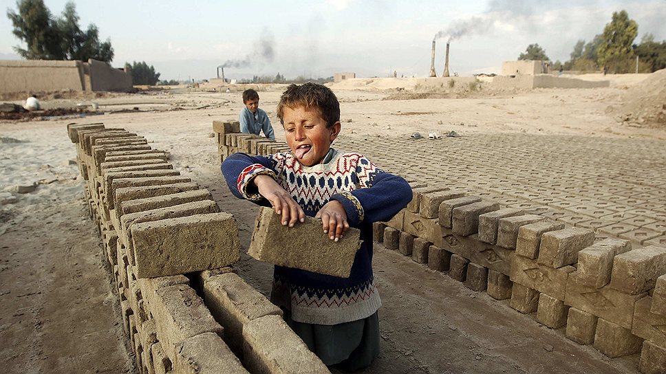Семилетний Хазрат во время работы на кирпичном заводе в Джелалабаде, Афганистан