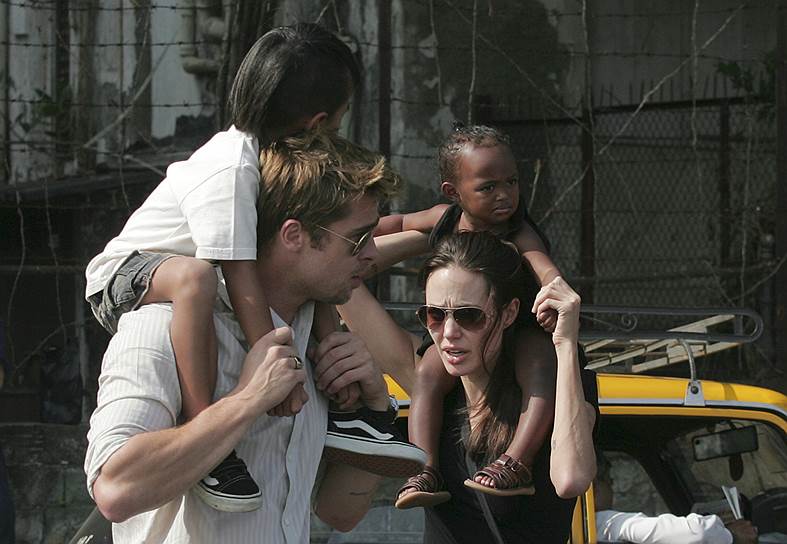 В 2006 году в Намибии у Джоли и Питта родилась дочь Шайло Нувель, а через два года двойня — мальчик Нокс Леон и девочка Вивьен Маршелин. Актер усыновил всех приемных детей жены, всего их у пары шестеро и все носят фамилию Джоли-Питт