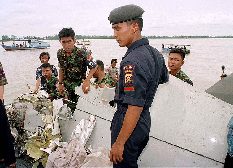 1997 год. Катастрофа Boeing 737 под Палембангом (Суматра, Индонезия). Находясь на высоте 10 км, авиалайнер перевернулся, перешел в практически вертикальное пикирование и упал в реку Музи в окрестностях Палембанга. Погибли 104 человека