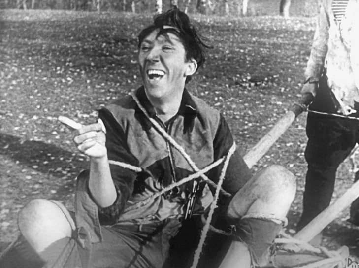 Многогранность таланта позволила артисту реализоваться и в других жанрах. Он снялся более чем в 40 фильмах, играя как комедийные, так и драматические роли. Впервые в кино Юрий Никулин снялся в 36 лет в эпизодической роли в комедии «Девушка с гитарой» (1958). Роль Балбеса в новелле «Пес Барбос и необычный кросс» (кадр на фото) принесла Юрию Никулину всенародную известность
