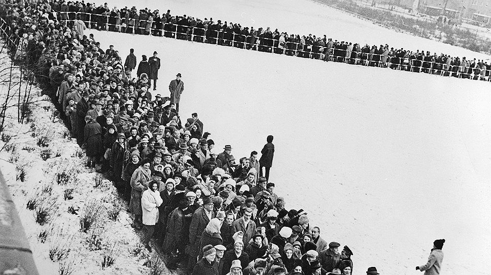 1963 год. Впервые для жителей Западного Берлина был разрешен проход через Берлинскую стену для однодневного посещения родственников в ГДР