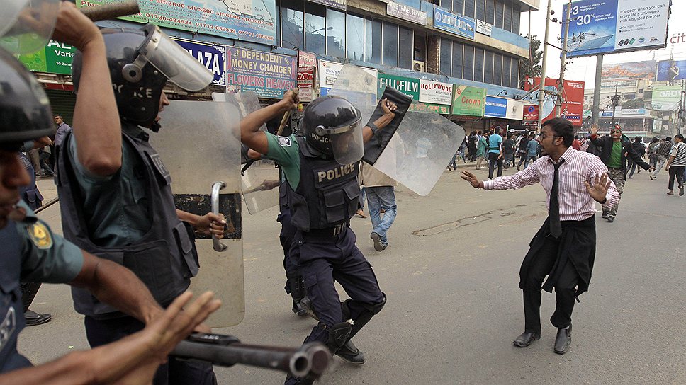 Полиция пресекает марш активистов к посольству Пакистана в Дакке