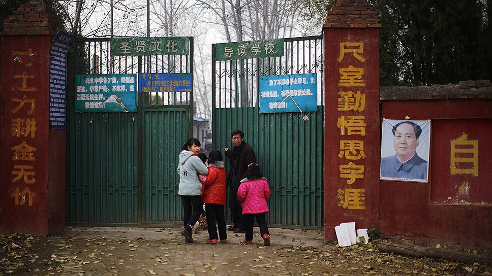 Школа в одном из небольших городков Центральной части Китая, провинции Хэнань — единственная в мире, где до сих пор преподают коммунистические заповеди китайского лидера Мао Цзэдуна