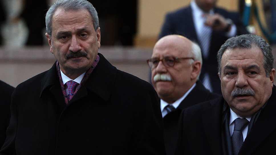 Слева направо: министр экономики Турции Зафер Чаглаян, министр образования Наби Авджи,  глава МВД Муаммер Гюлер
