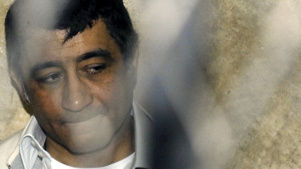 Владелец крупнейшей в Египте металлургической компании Ezz Steel, монополист и предприниматель Ахмед Эзз был приговорен в 2011 году к десяти годам тюрьмы и штрафу размером $11 млн, его обвинили в коррупции. До революции 2011 года он был другом сына Хосни Мубарака и влиятельной фигурой в парламенте страны и правящей партии
