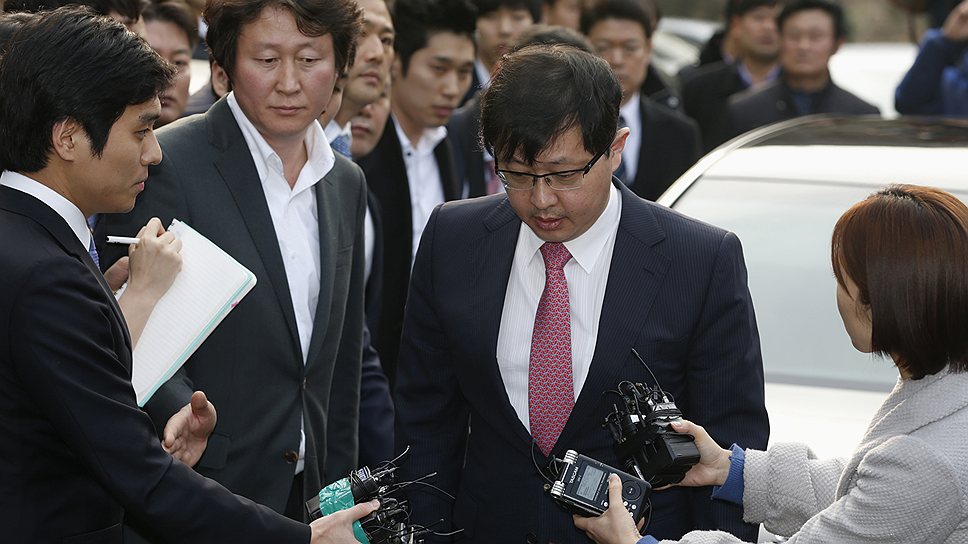 Председатель третьего по величине южнокорейского конгломерата SK Group Чей Тэ Вон, шестой в рейтинге самых богатых людей Южной Кореи, в 2013 году был приговорен к четырем годам тюрьмы за использование $50 млн из фондов компании для осуществления частных инвестиций