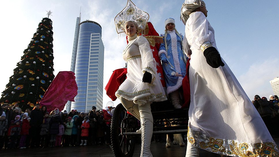 В новогодних традициях большинства славянских стран восточной Европы роль Санта-Клауса на себя берет Дед Мороз с внучкой Снегурочкой
