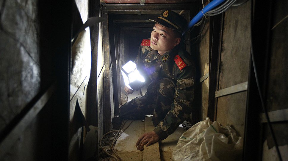 Полицейский осматривает тоннель, построенный контрабандистами около границы Гонконга, в деревне Чанглинг Шэньчжэня, провинции Гуандун