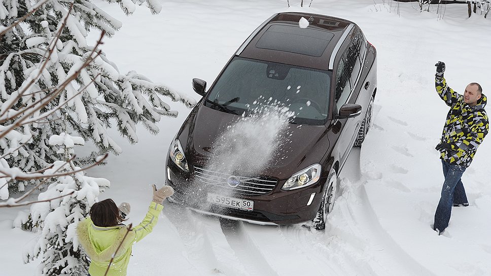 Хотя XC60 и не является настоящим внедорожником, в рыхлом снегу машина себя чувствует более чем уверенно