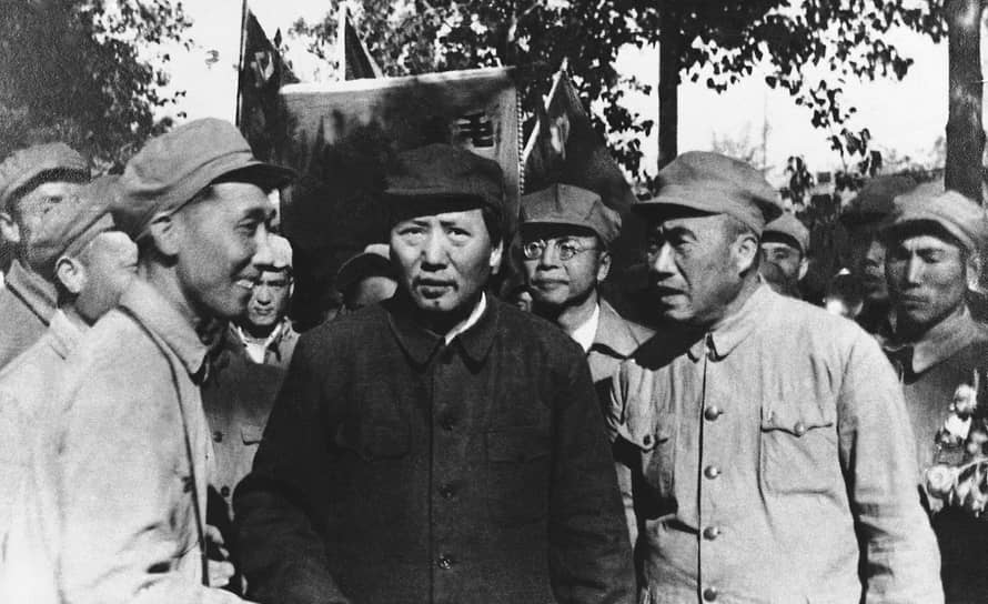 Вступив в юности в марксистский кружок, Мао Цзэдун принял участие в учредительном съезде Коммунистической партии Китая (КПК) 1921 года. Мао Цзэдун считал необходимым выработать особую коммунистическую идеологию для своей страны, ведущая роль в которой отводилась бы крестьянству. В 1927 году КПК взяла курс на вооруженное восстание, однако оно было быстро подавлено властями. Компартия переживала кризис, а ее численность сократилась до 10 тыс. человек