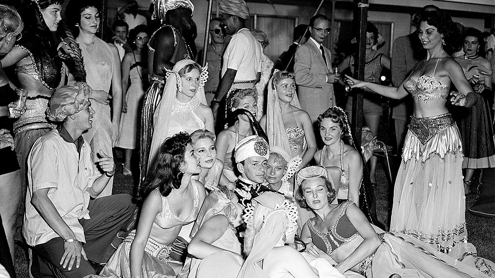 Среди известных певцов, сделавших карьеру на сценах Лас-Вегаса,— Фрэнк Синатра (на фото). В 1941 году певец и актер исполнил первую роль в кино в фильме «Ночи Лас-Вегаса»