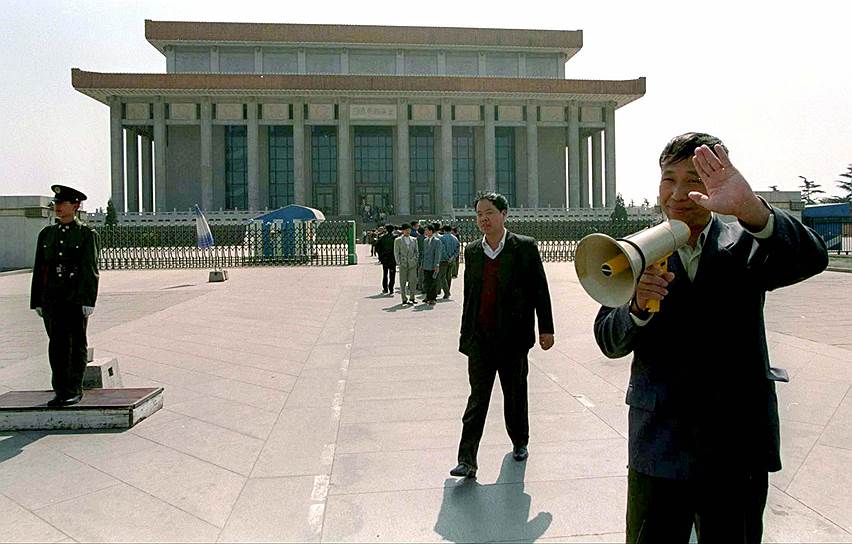 В память о Мао Цзэдуне в ноябре 1976 года началось строительство мавзолея. Он был построен в течение года бригадами добровольцев. Официальное открытие состоялось 9 сентября 1977 года, в первую годовщину смерти Мао