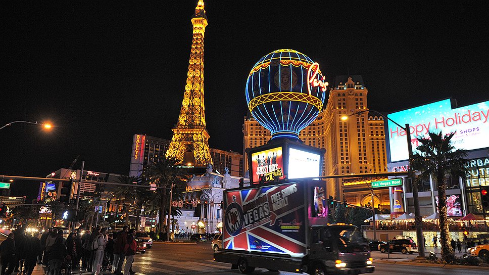 В Лас-Вегасе есть уменьшенная копия Эйфелевой башни, которая находится рядом с отелем Paris. Она вдвое ниже парижского оригинала, в ней есть лифт, смотровая площадка и ресторан