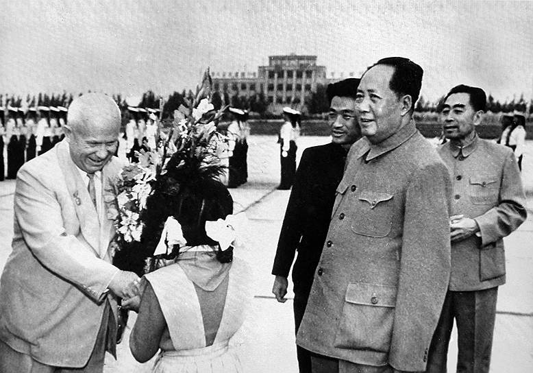 «Мао с Хрущевым не сошлись характерами. Не нравились друг другу, и все тут. Хрущева, например, чуть не выворачивало, когда Мао во время бесед пальцами вынимал из чашки распаренные чайные листы и с удовольствием их жевал. Мы знали, что Мао в узком кругу называет Хрущева идиотом. А Хрущев сначала втихую, а затем во всеуслышание называл Мао &quot;старой калошей&quot;», — вспоминал советский дипломат Андрей Дубровский