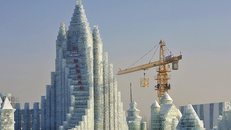 Одна из ледяных скульптур, построенных в рамках фестиваля Льда и Снега в Харбине