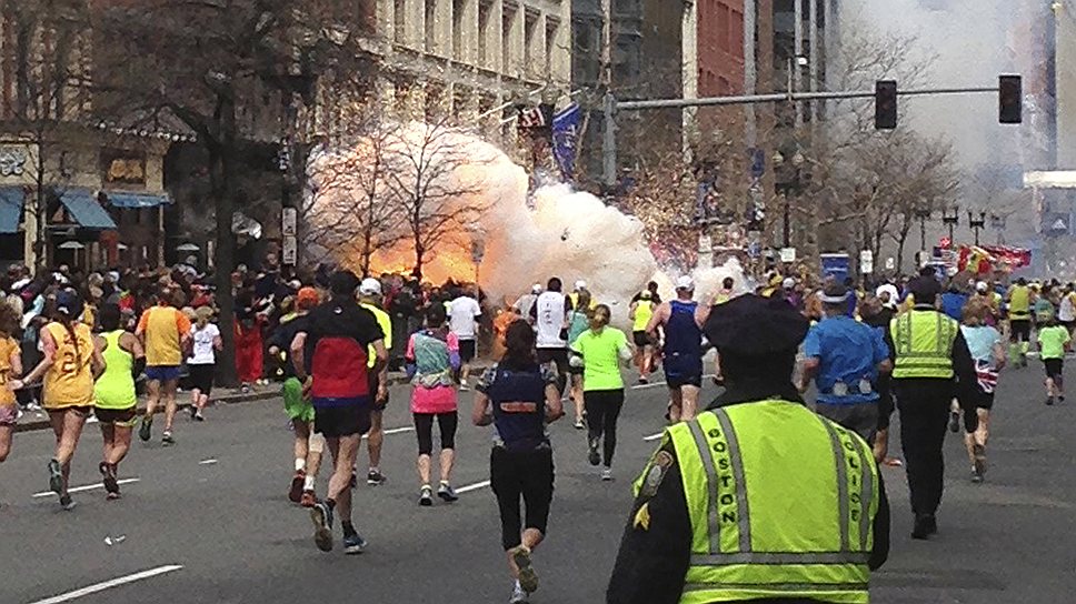 15 апреля на финише Бостонского марафона в зрительной зоне с интервалом в 12 секунд произошло два взрыва, в результате которых погибли три человека и пострадали около 300 