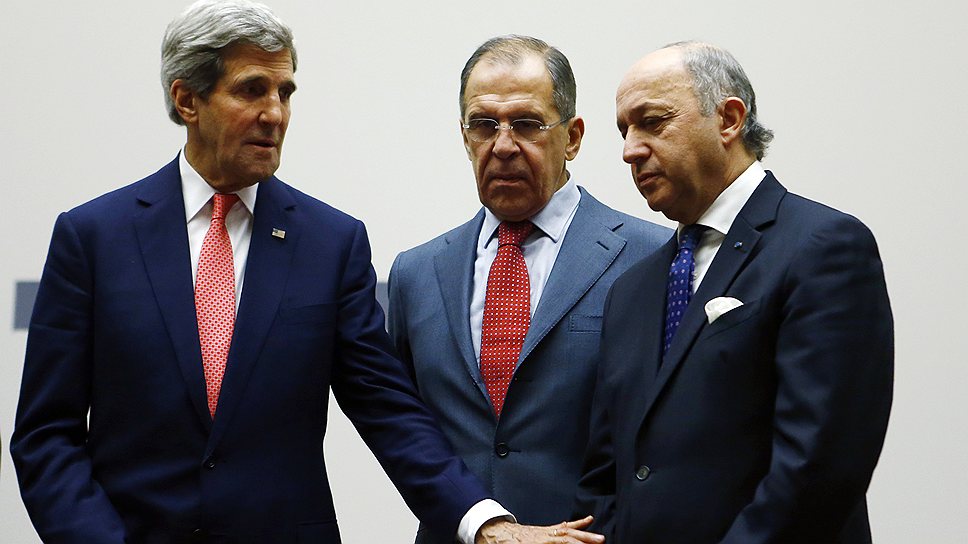 14 сентября 2013 года глава МИД РФ Сергей Лавров (в центре) и Госсекретарь США Джон Керри (слева) после напряженных трехдневных переговоров в Женеве приняли план по установлению международного контроля над сирийским химическим оружием