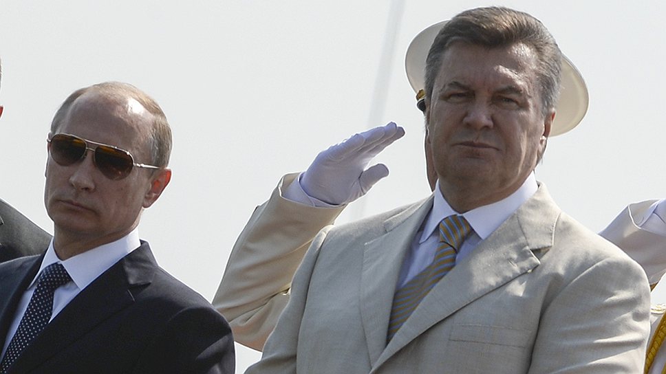 Президент России Владимир Путин (слева) и президент Украины Виктор Янукович (справа) во время торжественных мероприятий в честь Дня Военно-Морского флота России и Дня флота Украины