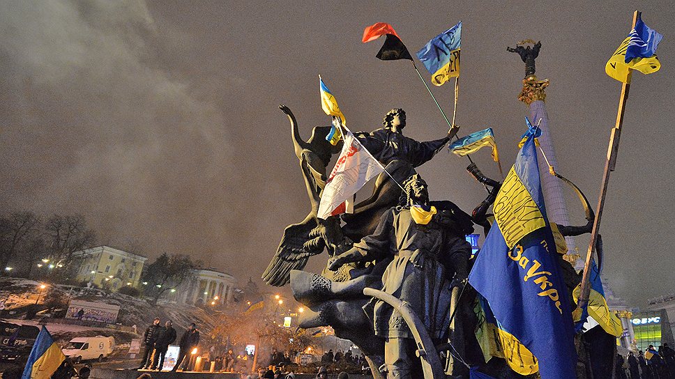 21 ноября правительство Украины приостановило подготовку к подписанию соглашения об ассоциации с ЕС. Через несколько дней на майдане Незалежности начался митинг сторонников евроинтеграции, который перешел в самую массовую за последние 10 лет акцию протеста