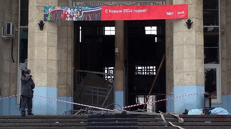29 декабря при взрыве бомбы на железднодорожном вокзале в Волгограде погибли 15 человек, десятки человек пострадали. Сработало неустановленное взрывное устройство перед рамкой металлоискателя на входе в здание вокзала