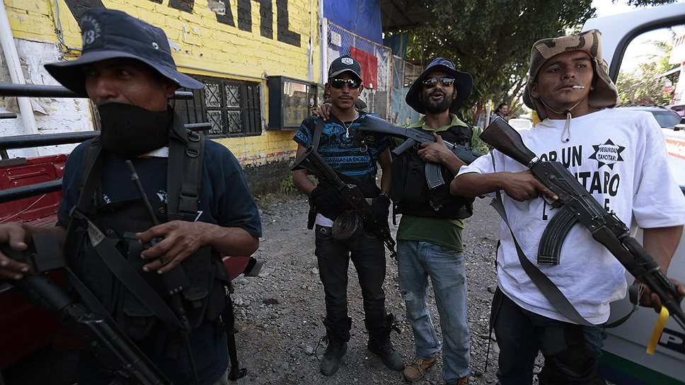 5 января около 600 местных жителей вступили в открытое противостояние с членами банды, которые называют себя тамплиерами (мекс. Cabelleros Templarios) и относятся к одному из действующих в Мексике наркокартелей. В результате беспорядков погиб один человек