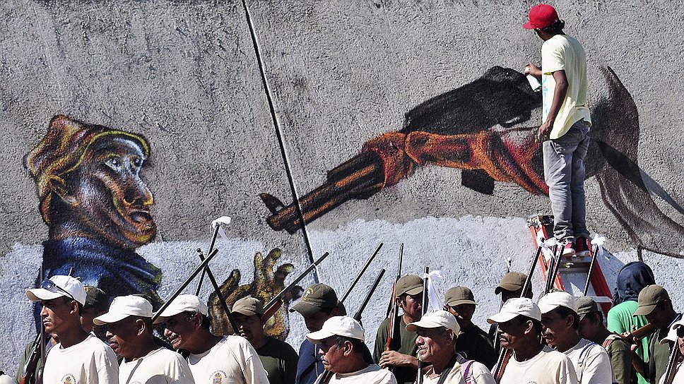 Жители небольшого мексиканского городка Паракуаро решили взять борьбу с боевиками в свои руки после того, как в течение года не получали никакой помощи от местных властей и полицейских 
