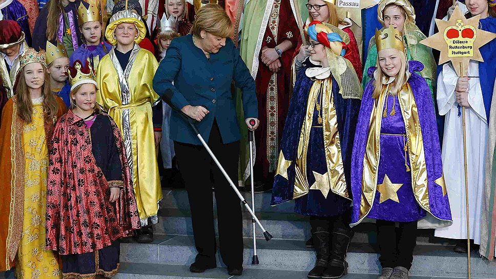 Канцлер Германии Ангела Меркель на костылях во время встречи с детским хором в Берлине. Накануне госпожа Меркель получила повреждение тазовой кости во время катания на лыжах в Швейцарии